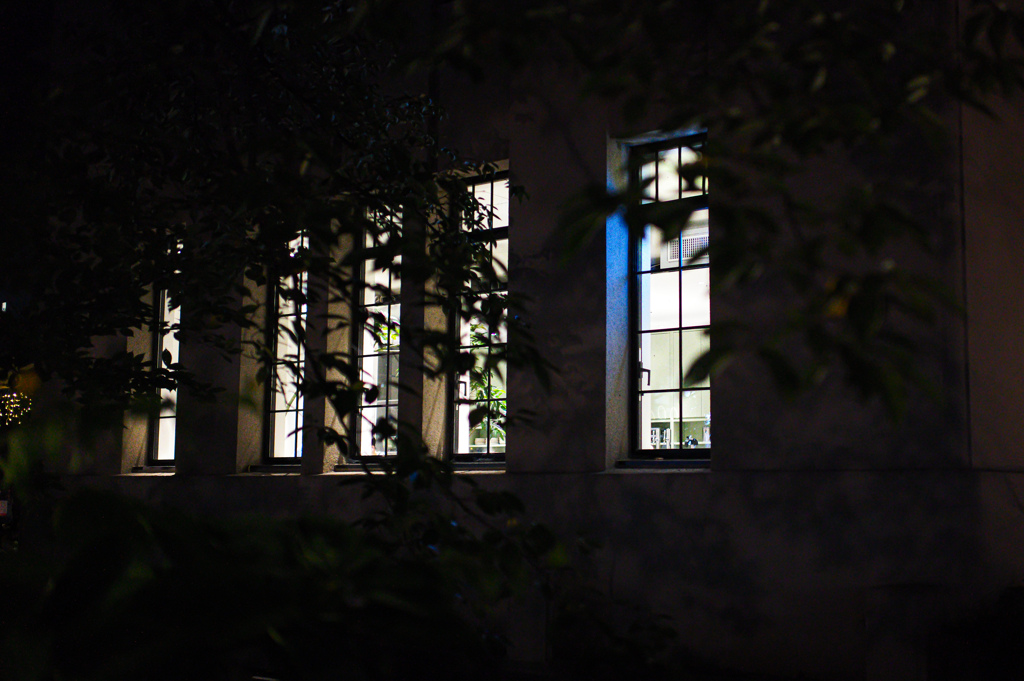 夜のカフェ