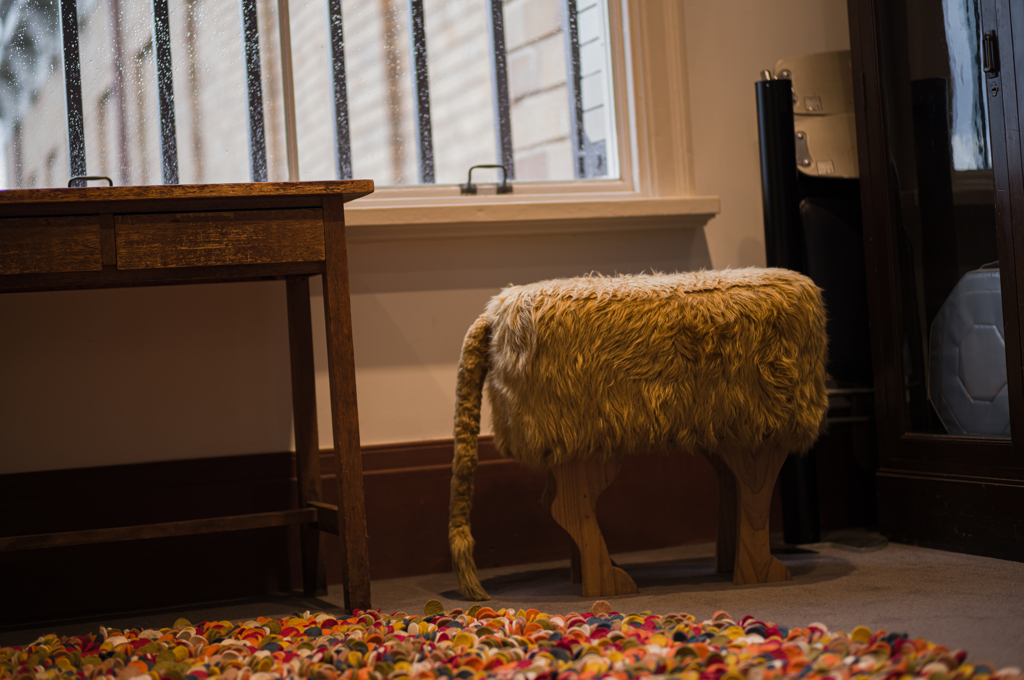 脚が生えた椅子