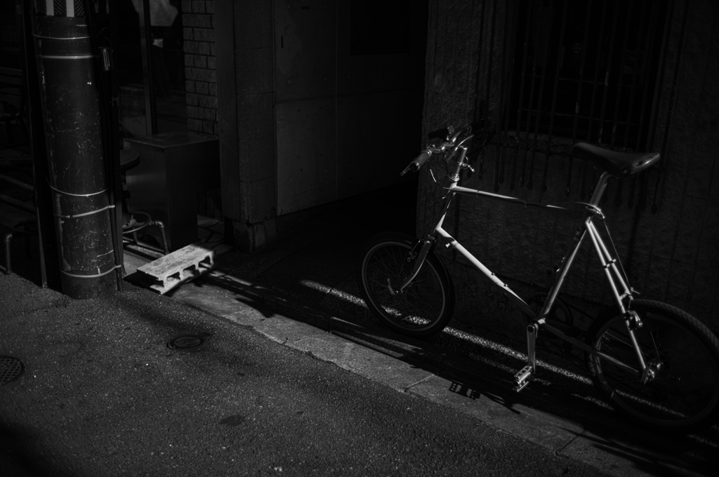 路地の自転車