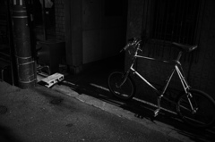 路地の自転車