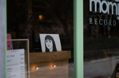 窓からの風景。イラスト娘