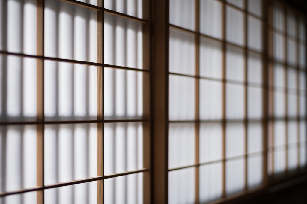 格子の光と影