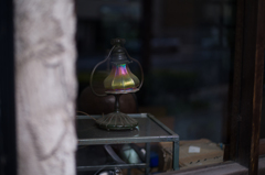 窓からの風景。アンティークランプ