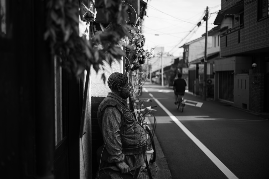 道路脇のおじさん