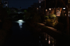 夜のカフェ