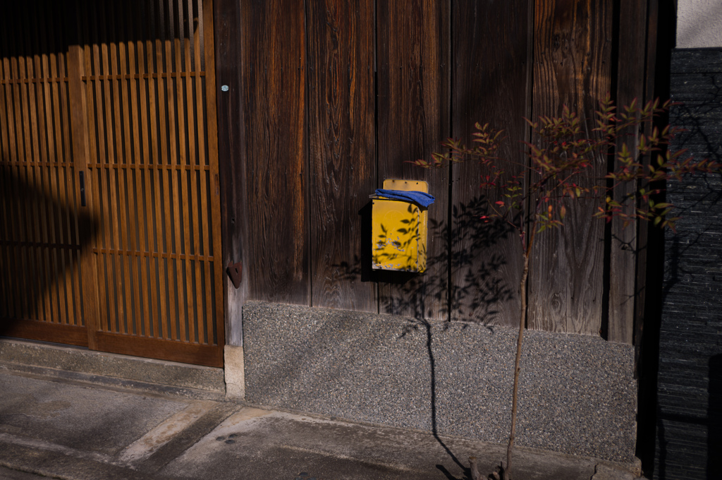 黄箱と影と
