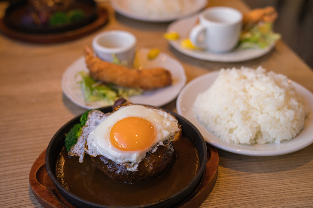 鉄板ハンバーグ目玉焼付　トッピング海老フライ