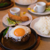 鉄板ハンバーグ目玉焼付　トッピング海老フライ