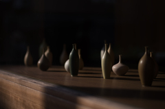 光と影の花瓶たち