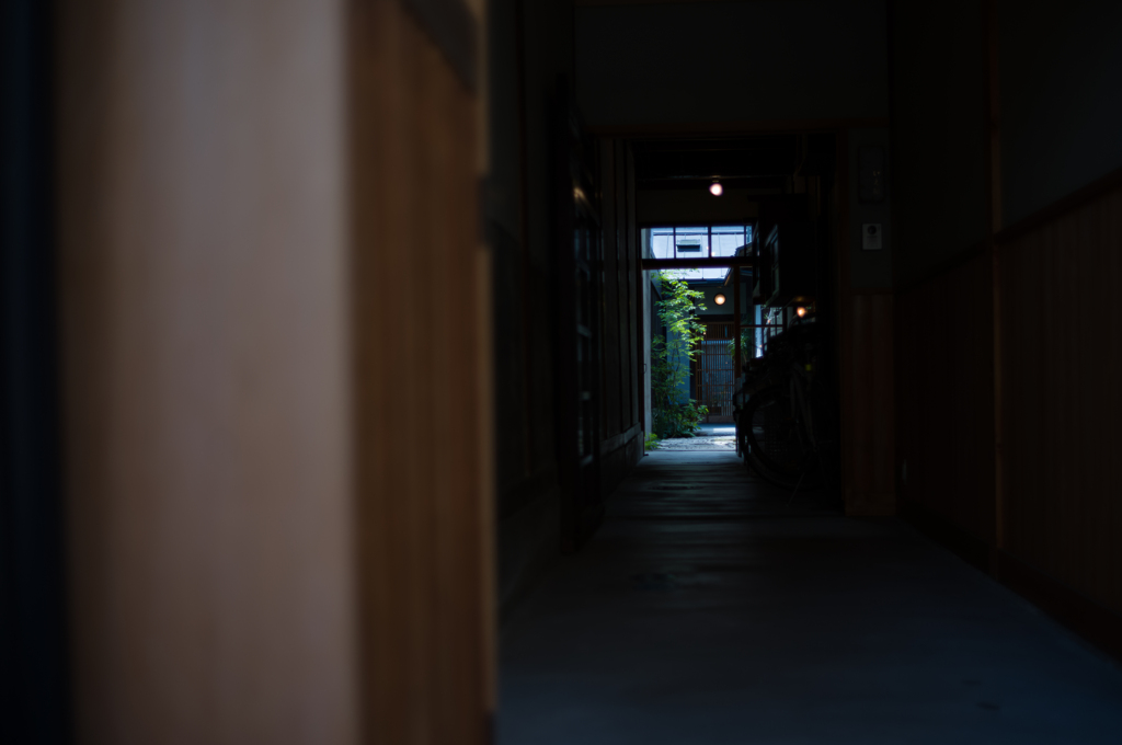 路地の奥へ