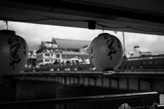 行燈の間から