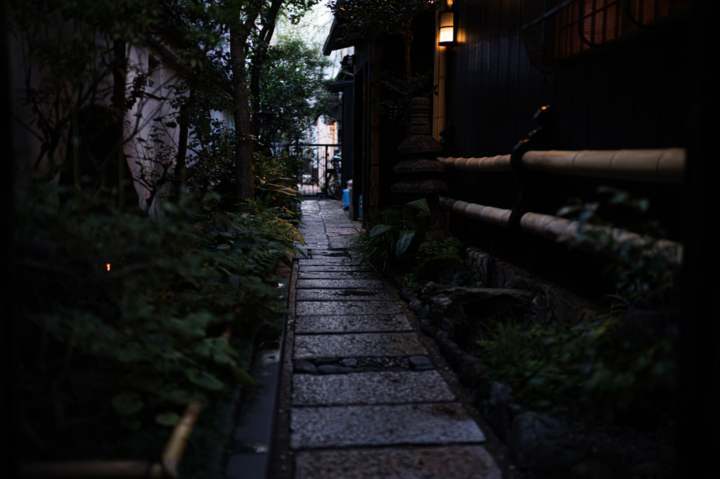 店への小路