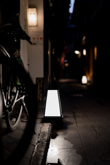 路地上の光