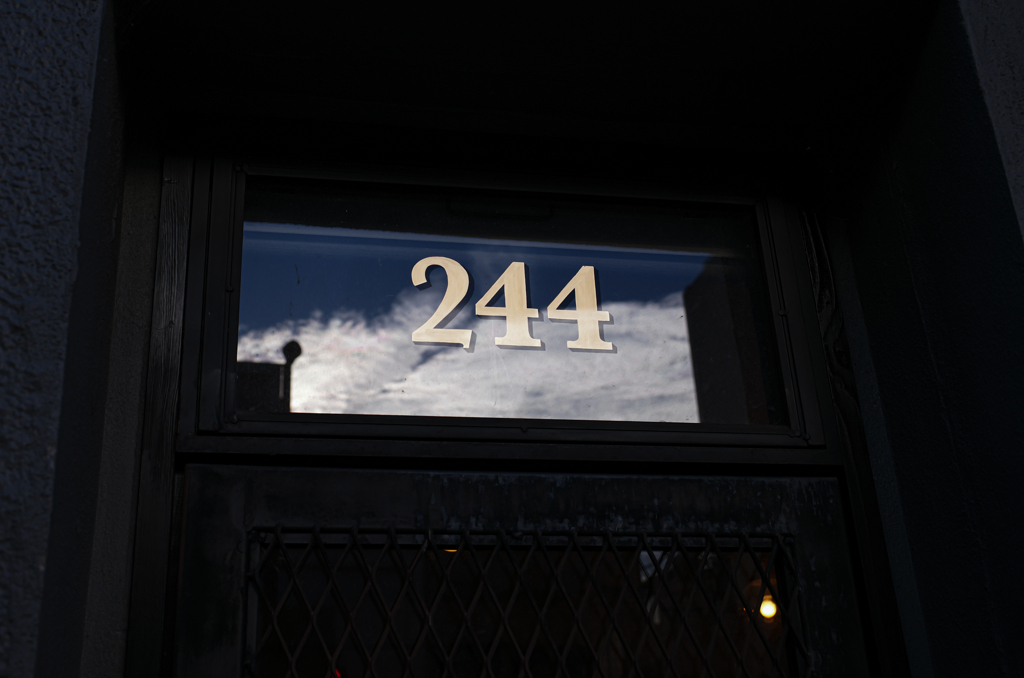 244の空