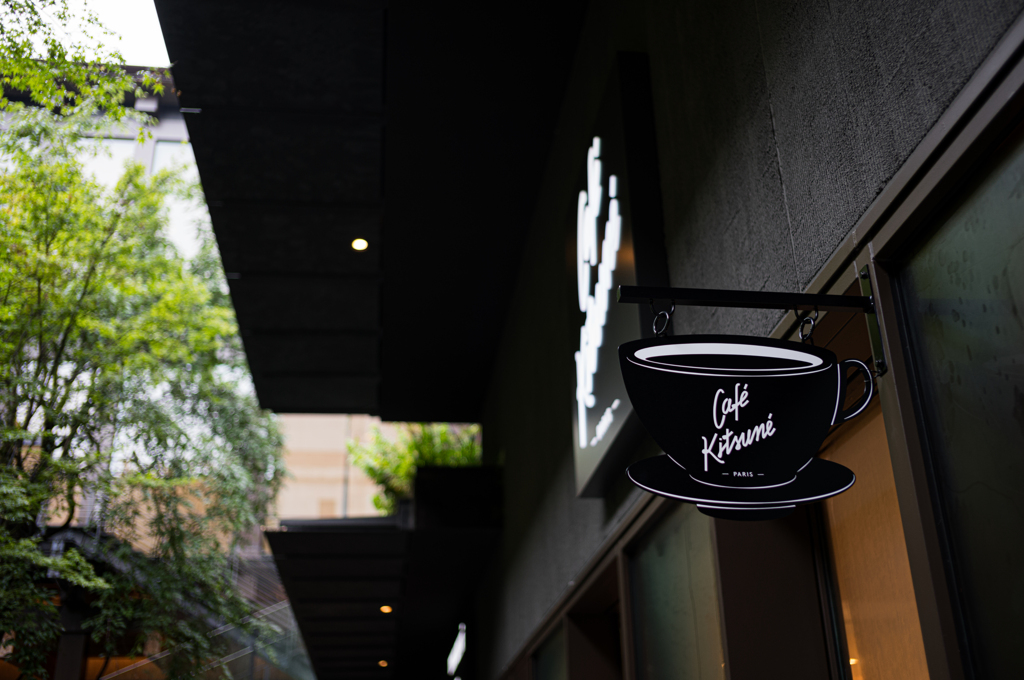 雨のカフェ