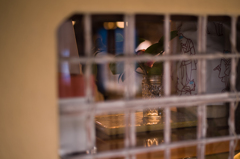 窓からの風景。一輪挿し