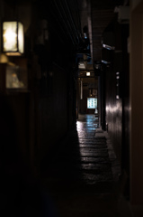 夜の雨と小路