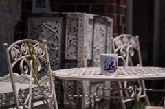 道路脇のマグカップ