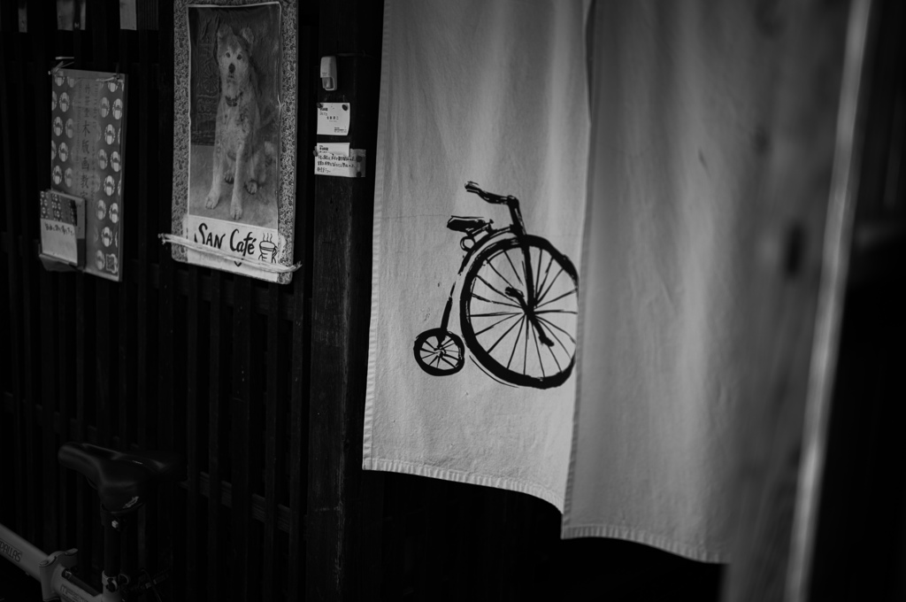 暖簾の自転車