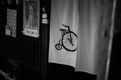 暖簾の自転車