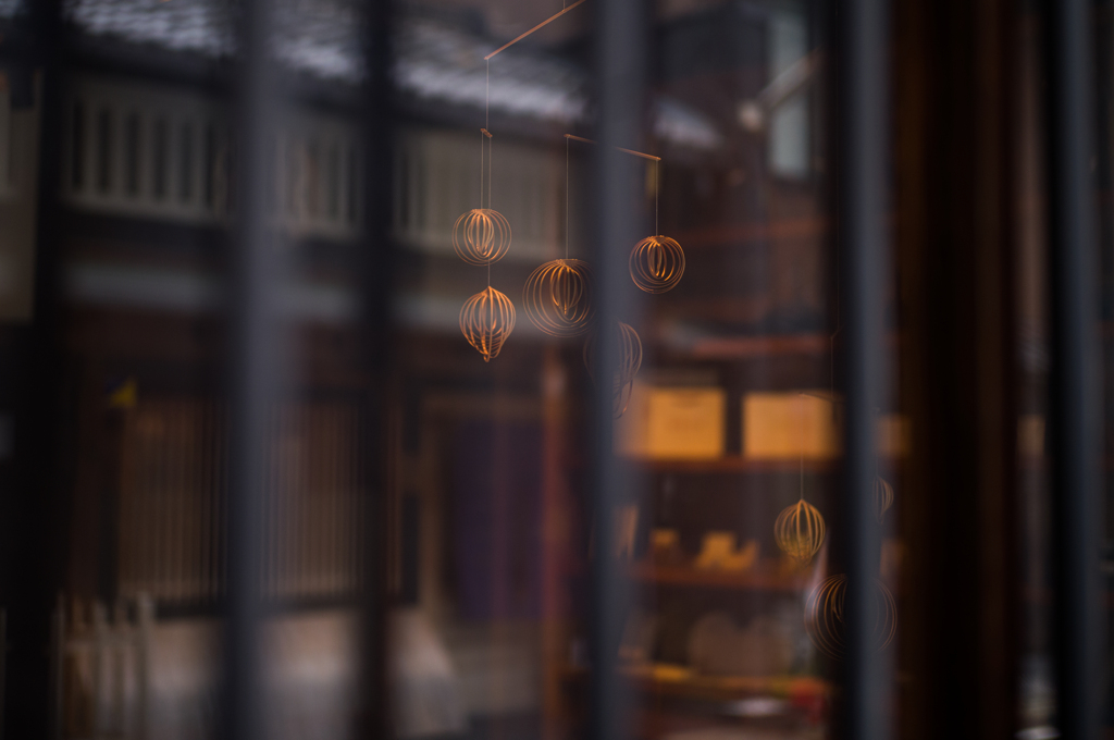 窓からの風景。揺れる手仕事