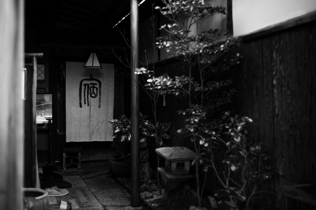 京の宿　暖簾の前で