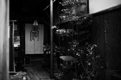 京の宿　暖簾の前で