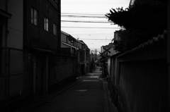 踏切の先へ