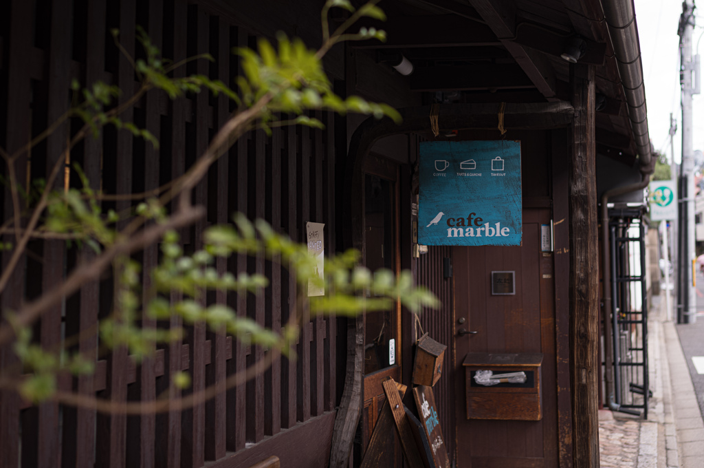 ブルーの看板