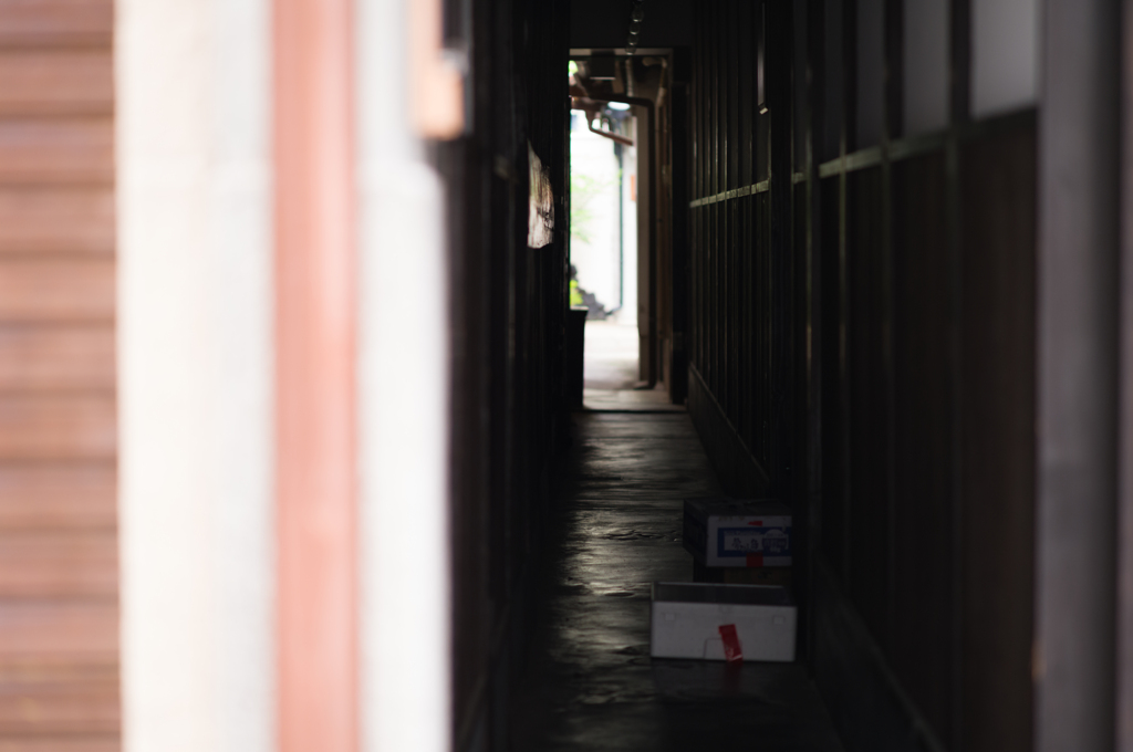 路地の荷物