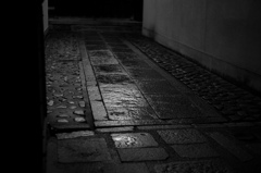 雨の石畳