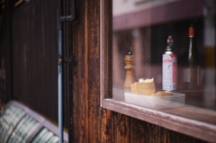 居酒屋の窓辺