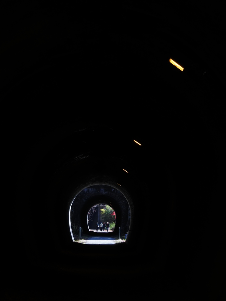 重なるトンネル