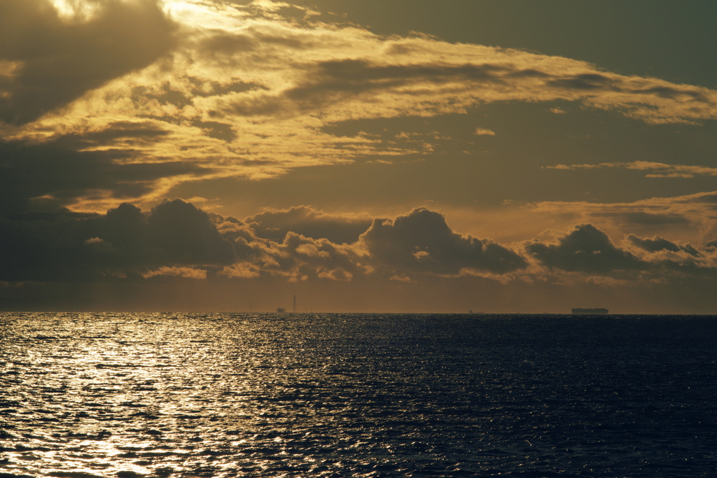 光る海と雲