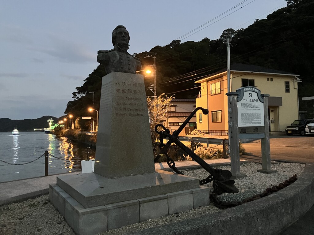 ペリーの胸像と錨