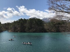 エメラルドグリーン