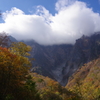 紅葉と岩壁