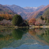 秋の山々を映す池