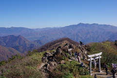山並みと鳥居