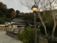 ガス灯となまこ壁の建物