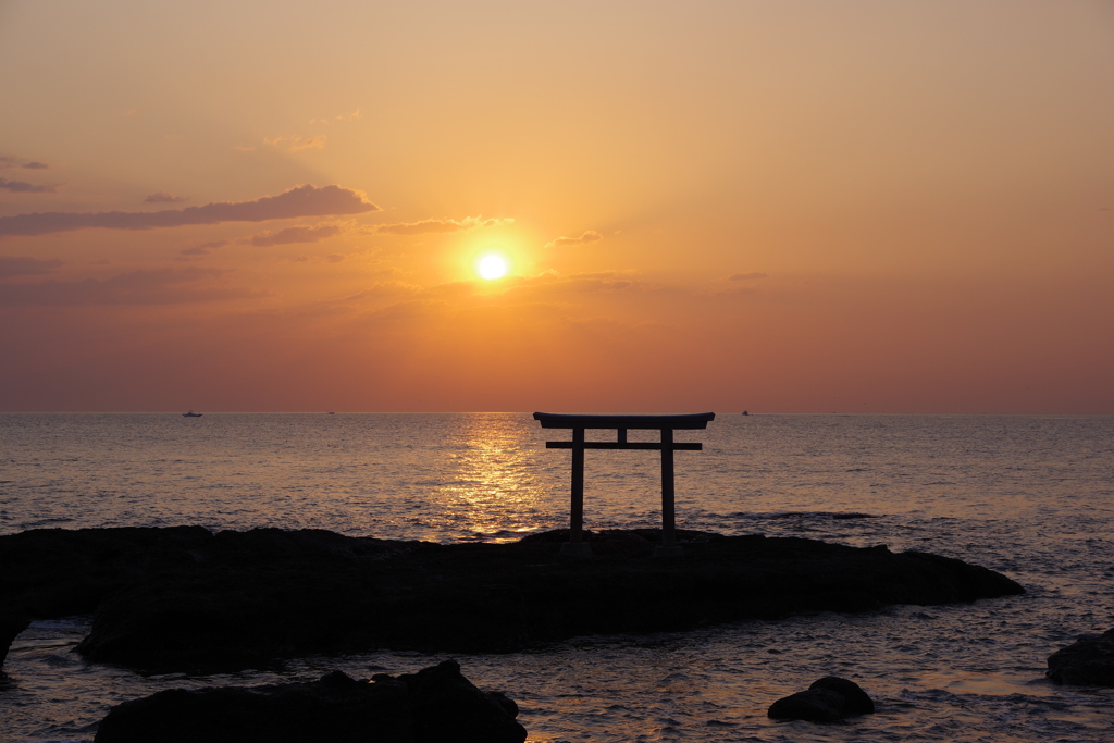 海中鳥居と朝日