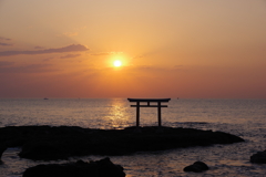 海中鳥居と朝日