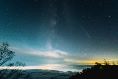 紫金山・アトラス彗星と天の川