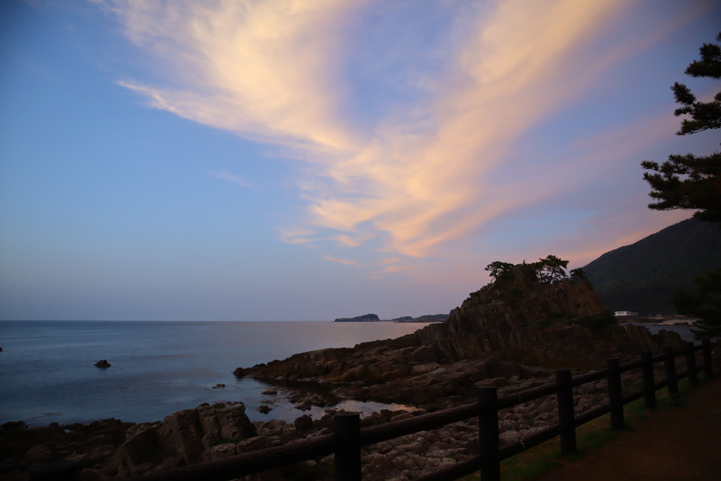 鉾島の真横にあるそれらしく見える岩の夕暮れ