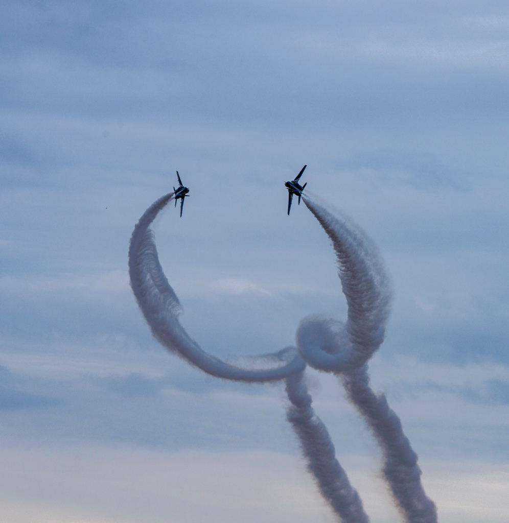 ブルーインパルス　飛行機雲