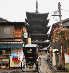 雨の八坂の塔