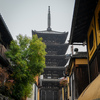 雨の八坂の塔