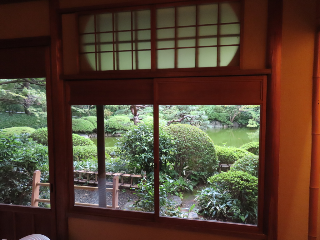 窓の外には