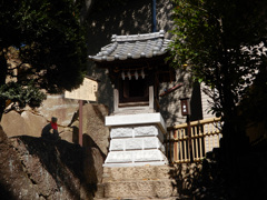 神社の横にたたずむお稲荷様