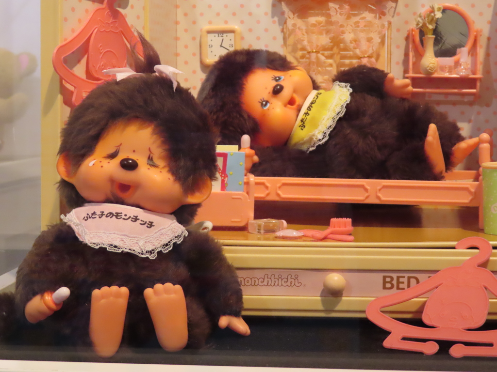 泣いてるモンチッチちゃんの後ろで・・・